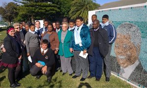 Burgemeester Nicolette Botha-Guthrie en rolspelers in die Overstrandse Junior Stadsraad staan hier by die mosaiek-uitbeelding van wyle President Nelson Mandela, wat vandag (Vrydag 18 Julie 2014) by die munispale kantore in Hermanus onthul is.